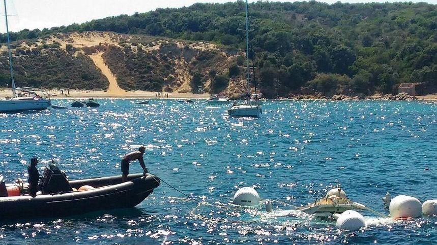 Recuperata la barca affondata, annegato il cagnolino