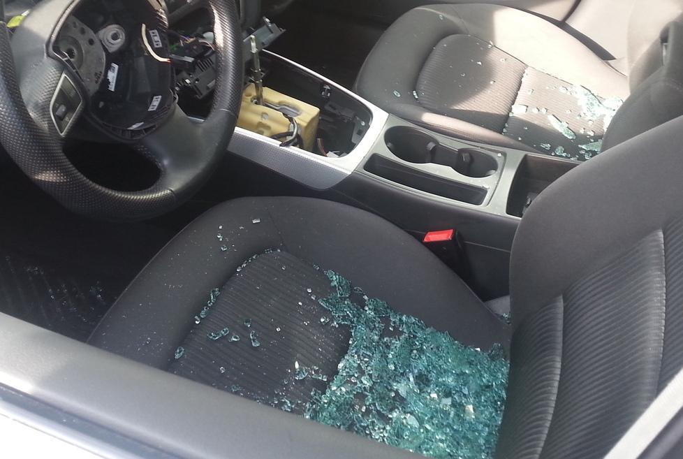 Vede ladro con la torcia nell’auto: chiama la polizia e lo fa catturare