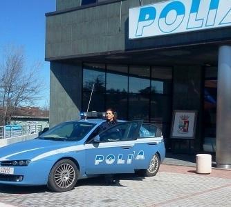 Spacca i tavolini del bar e poi picchia due agenti 