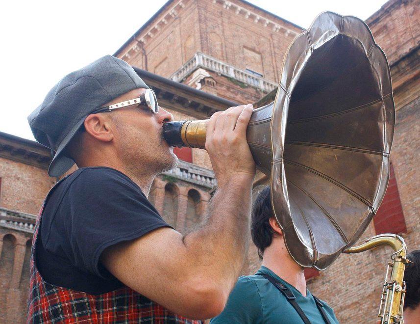Le strade e le piazze del centro storico occupate dagli artisti