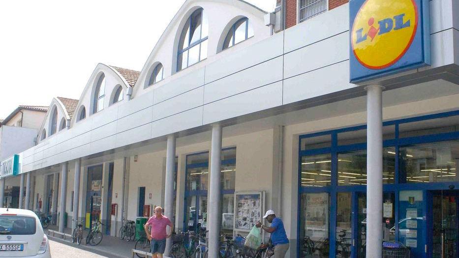 Rapina al Lidl, denunciata la complice