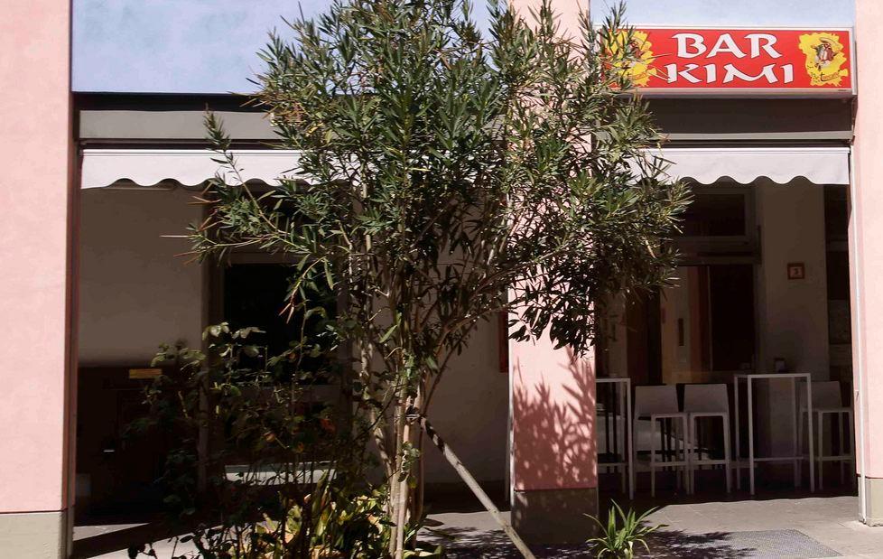 Spaccata al bar a colpi di mazza 