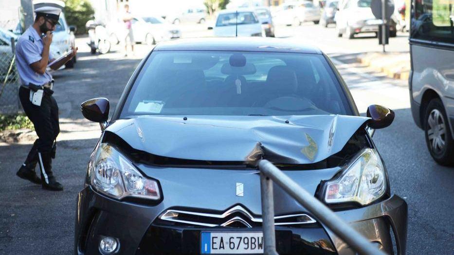 Scontro auto-camion, due persone ferite
