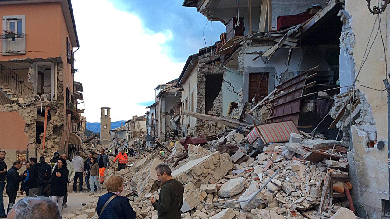 Il centro di Amatrice devastato dal terremoto