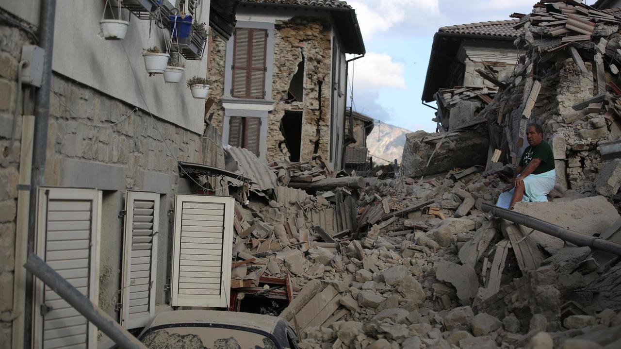 Una drammatica foto del centro di Amatrice dopo il sisma