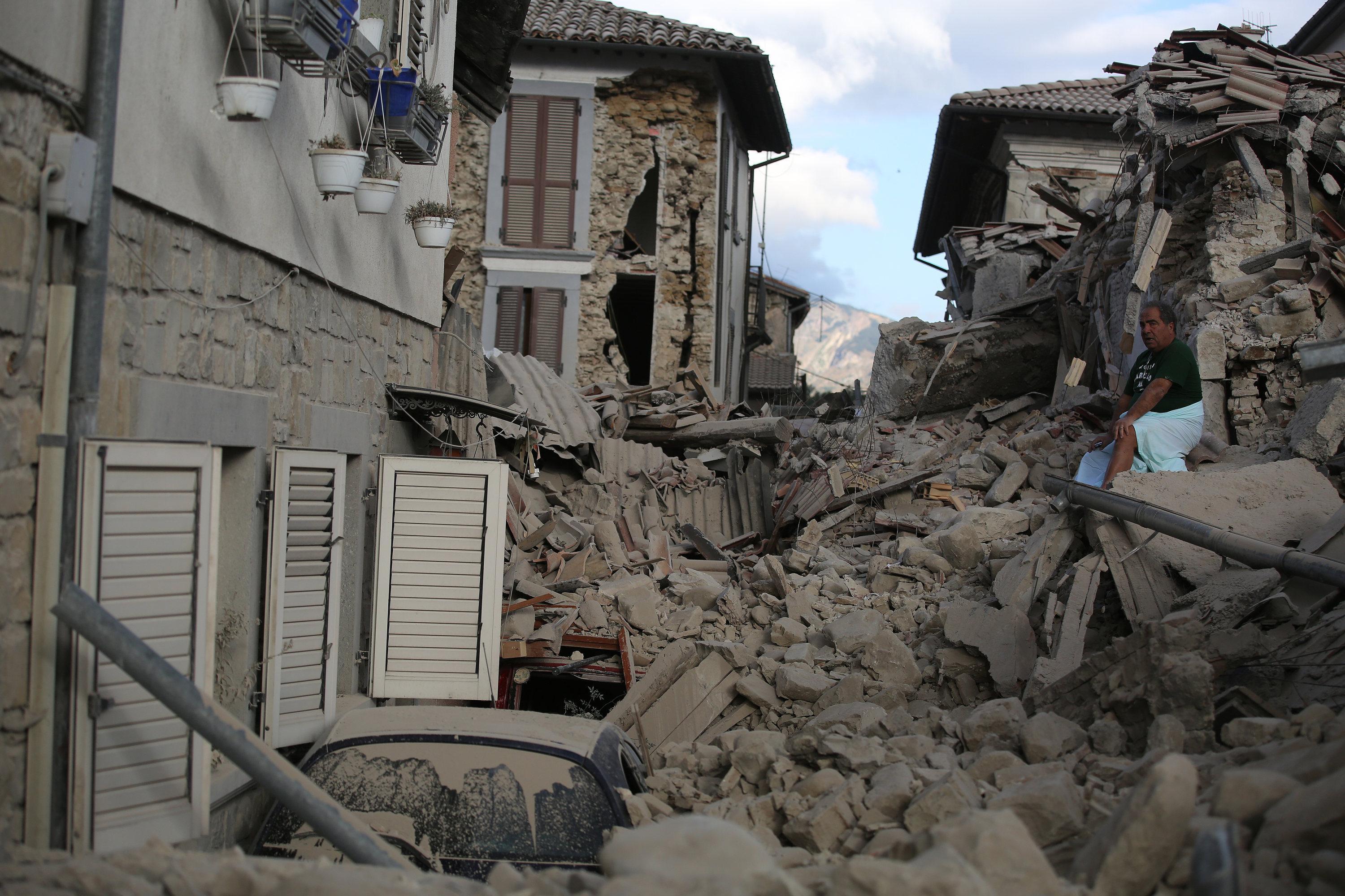 La distruzione portata dal terremoto nel centro di Amatrice