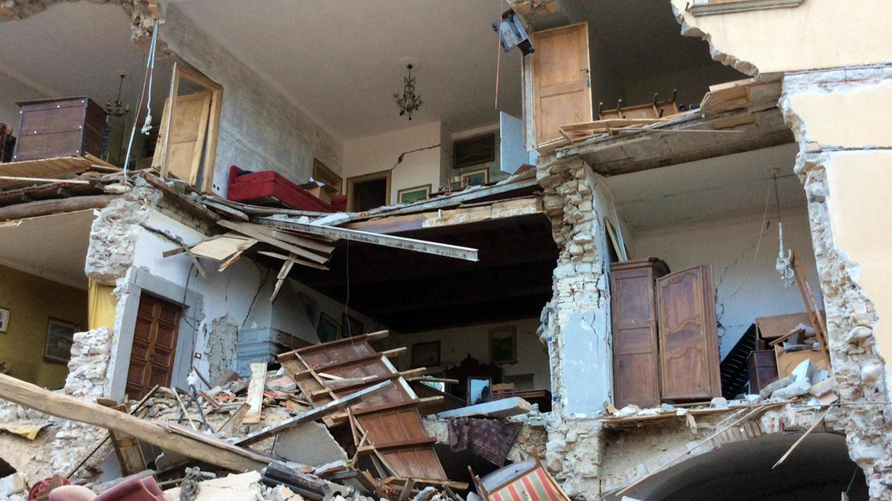 Un edificio di Amatrice distrutto dal sisma