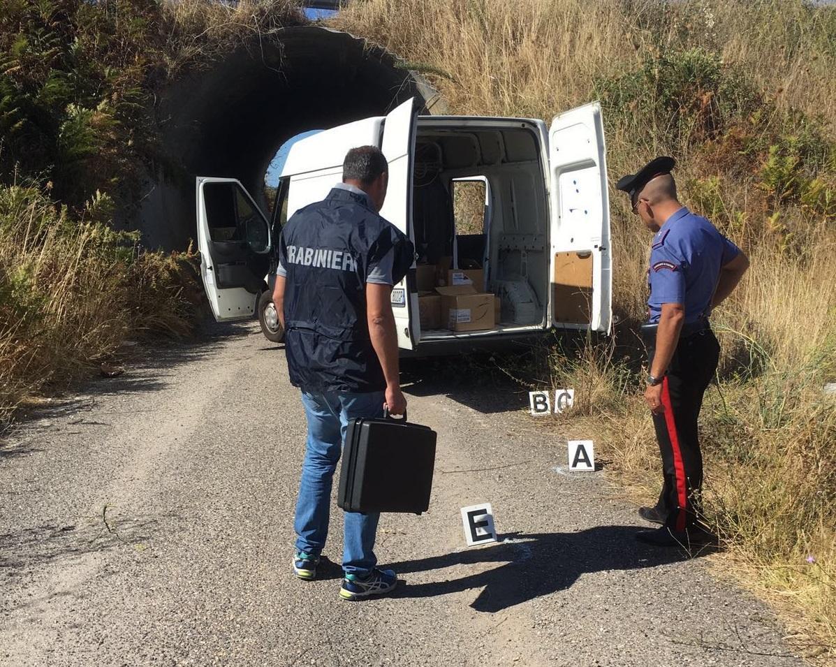 I carabinieri effettuano i rilievi sul furgone rapinato