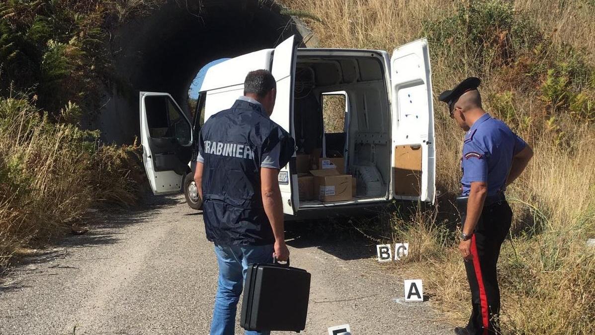 I carabinieri effettuano i rilievi sul furgone rapinato