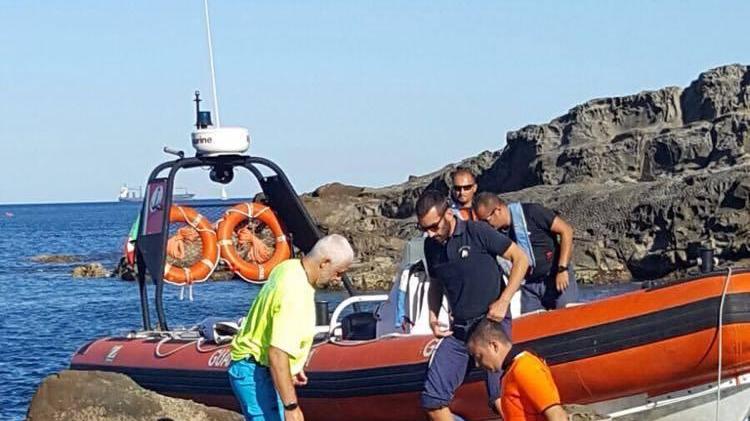 Pescatore subacqueo cade sugli scogli: ferito e soccorso via mare