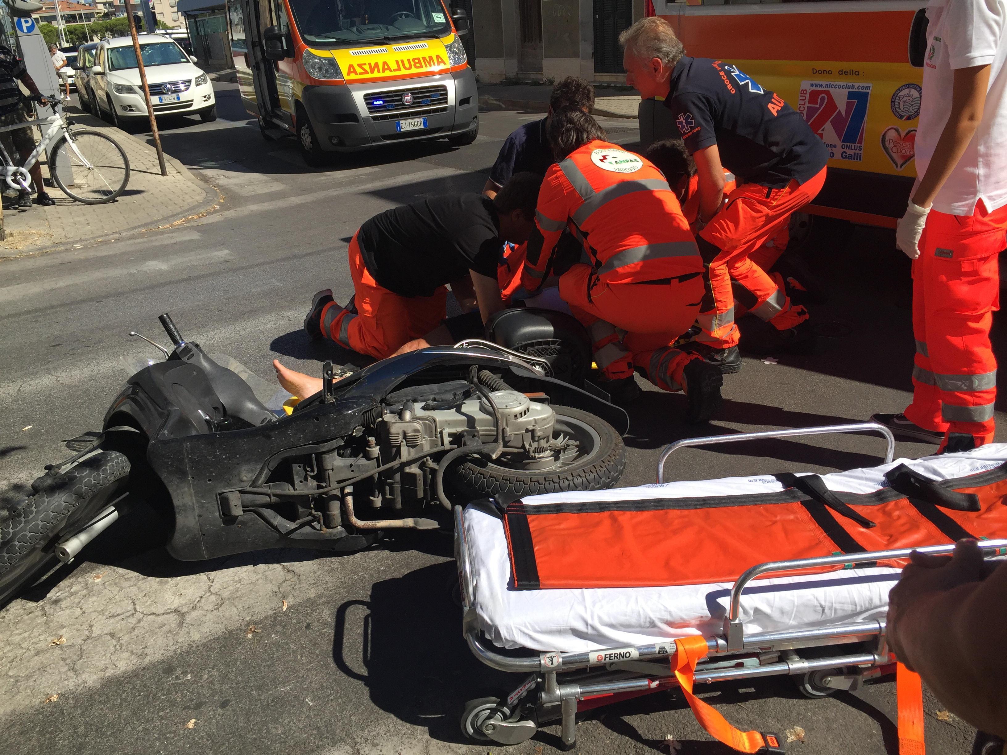 I soccorsi ad una delle due persone ferite nell'incidente (foto Paglianti)