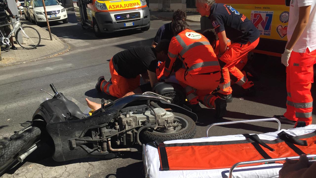 I soccorsi ad una delle due persone ferite nell'incidente (foto Paglianti)