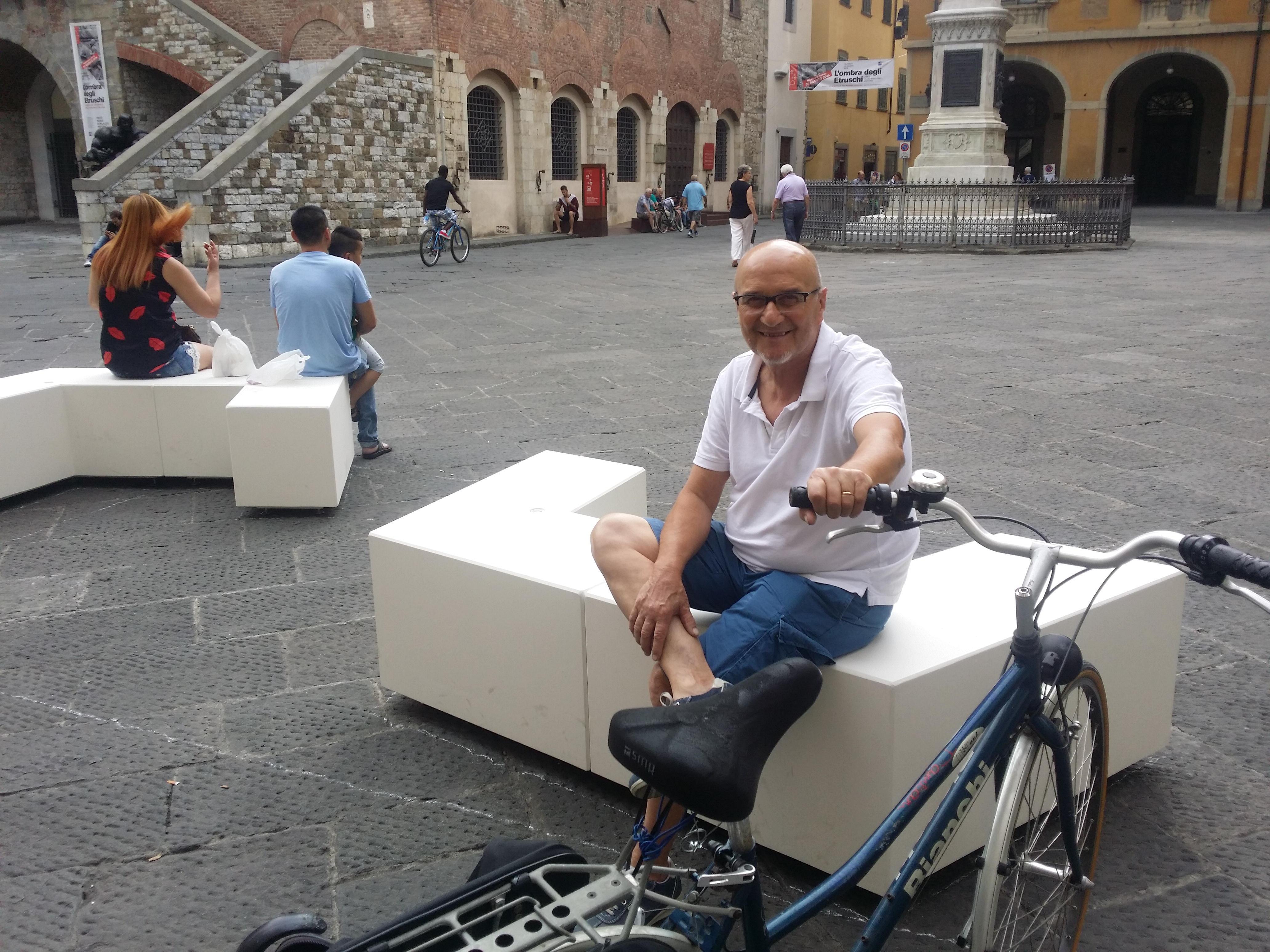 Le panchine bianche di piazza del Comune