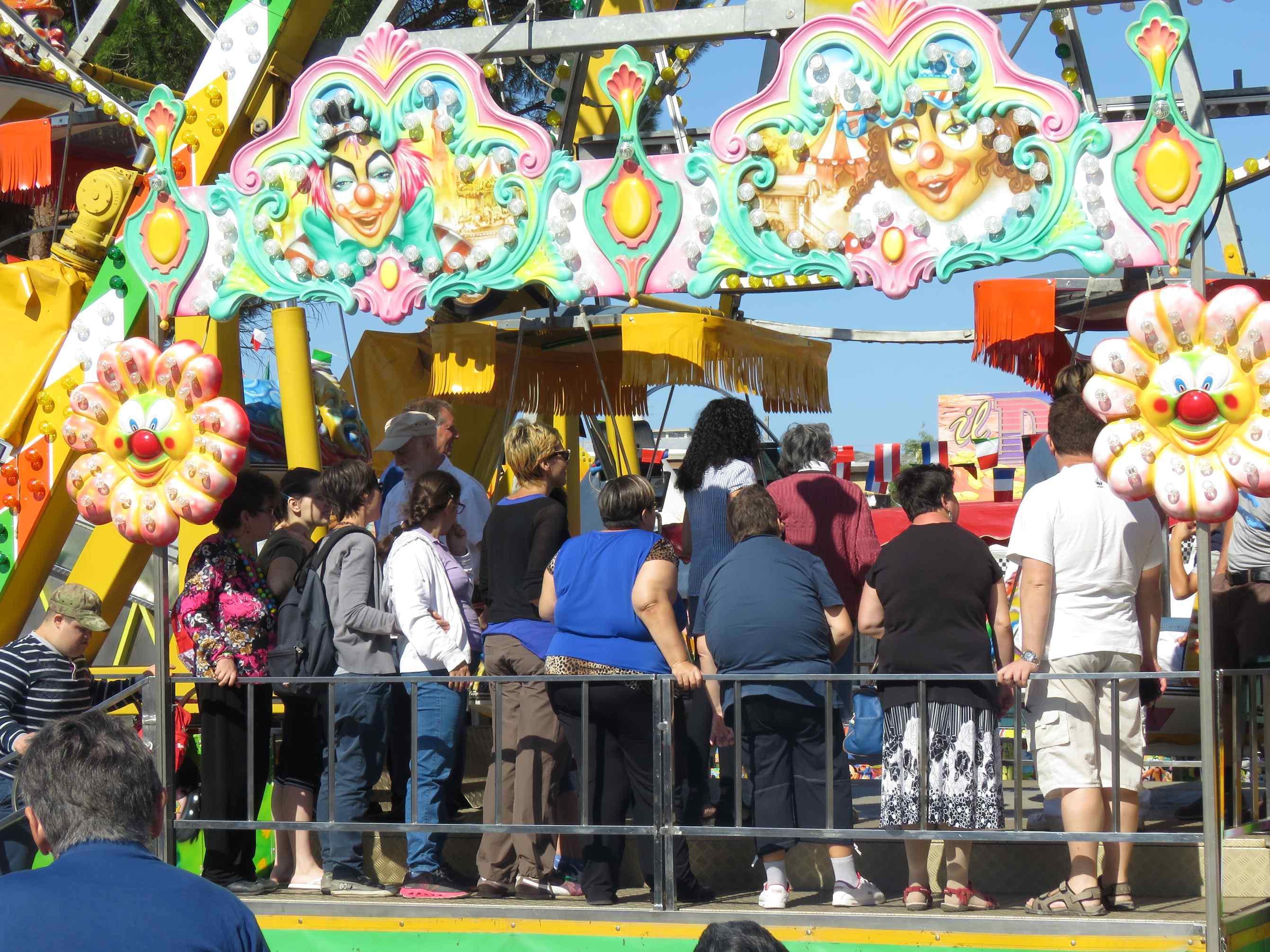 In fila per le giostre del luna park edizione 2015 (foto Batavia) 
