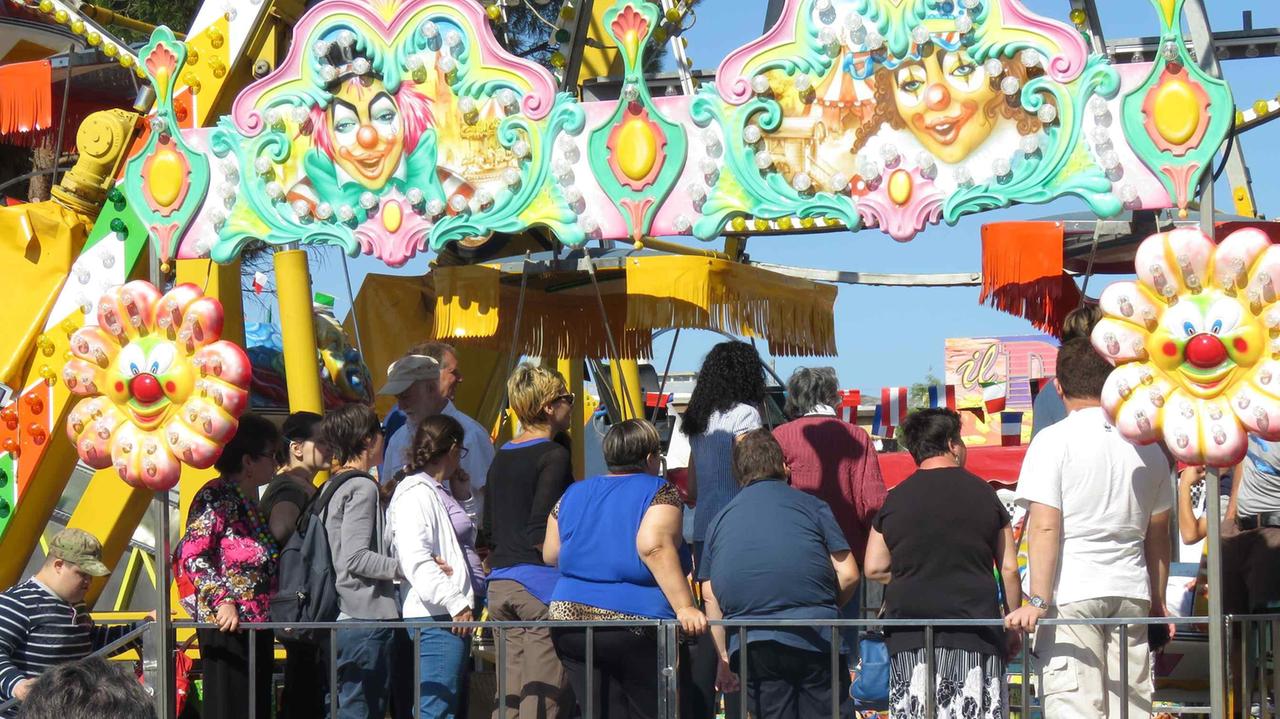 In fila per le giostre del luna park edizione 2015 (foto Batavia)
