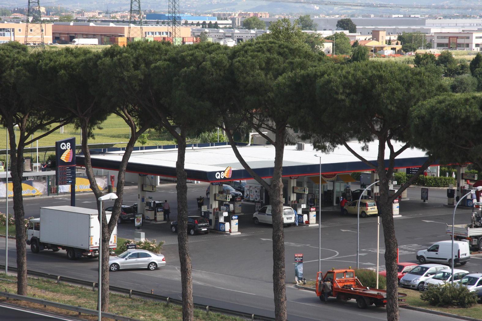 Il distributore Q8 da cui partirà la nuova illuminazione della Declassata
