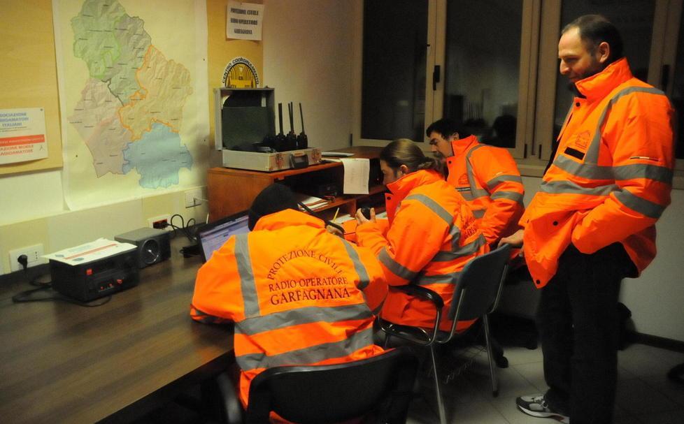 Il vigile e i due cani partiti per salvare la gente sotto le macerie 