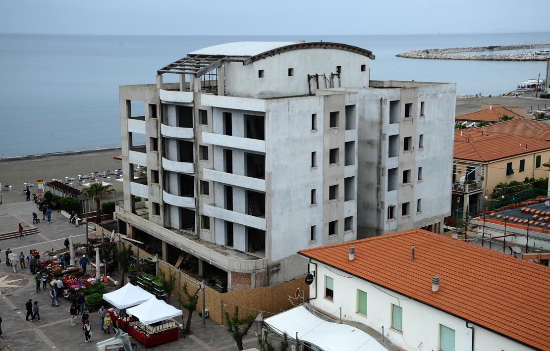 Il cantiere dell'ex Lido a Cecina Mare (Foto Falorni)