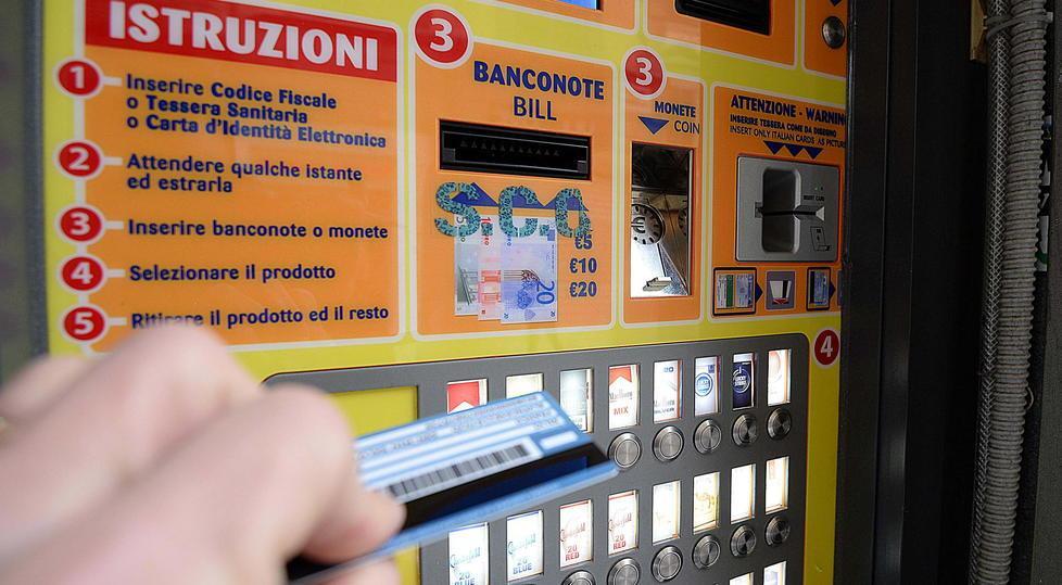 Evade per andare a comprare le sigarette