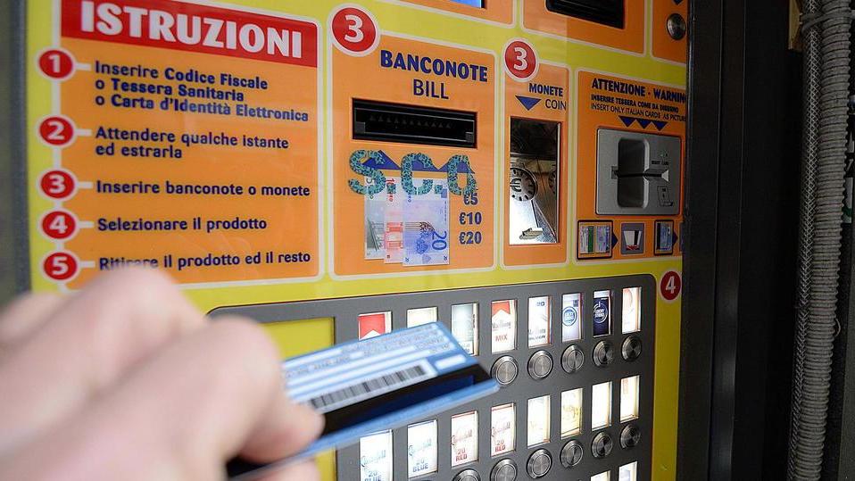 Evade per andare a comprare le sigarette