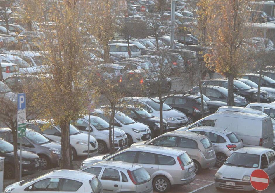 Rubano un’auto e vanno a fare shopping ai Gigli