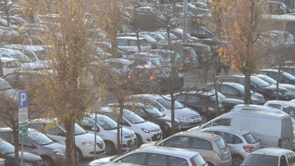 Rubano un’auto e vanno a fare shopping ai Gigli