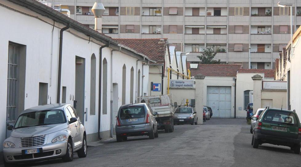 Colpito alla schiena con un paio di forbici mentre passeggia