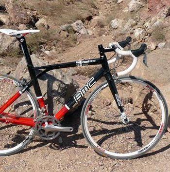 Forzano un garage e portano via una bici