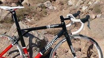 Forzano un garage e portano via una bici