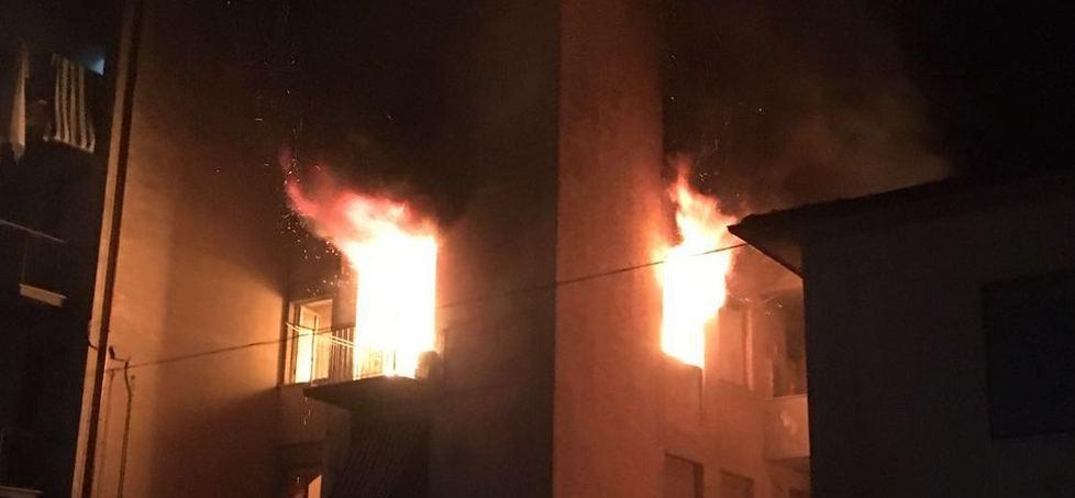 In fiamme un appartamento, salvata un’anziana 