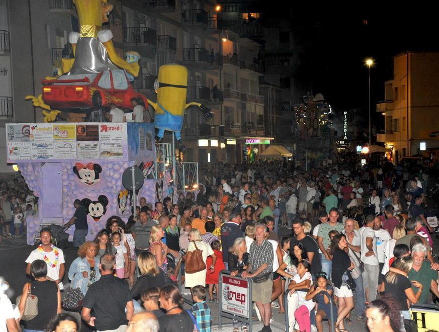 In 2.200 per ammirare i carri 