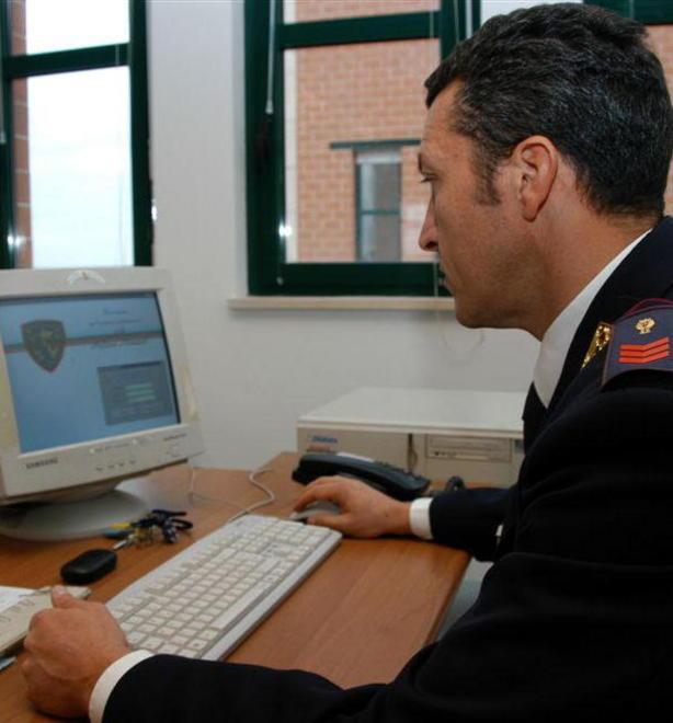 Raccontare i migranti indossando una divisa
