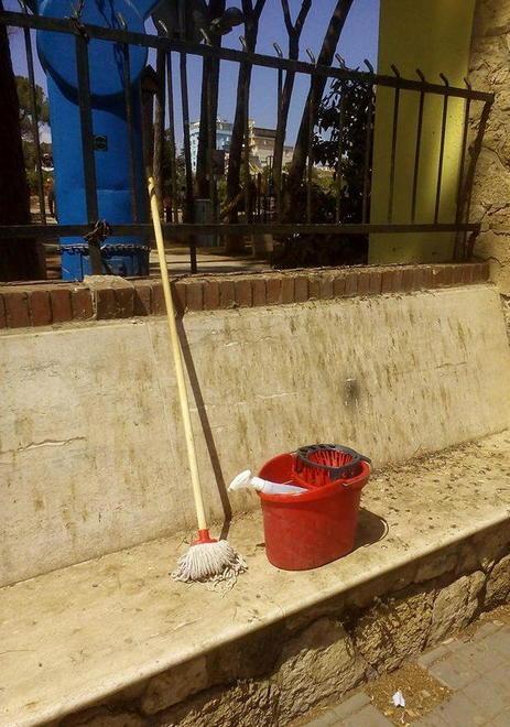 Panchine sporche di guano Le puliscono i cittadini 