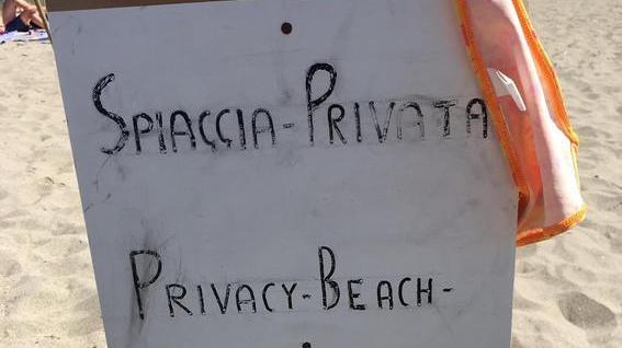 Una spiaggia abbandonata nel lungomare dei vip