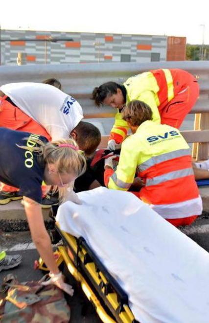 Ciclista cade e la bici vola giù dal ponte