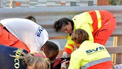 Ciclista cade e la bici vola giù dal ponte