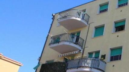 Ladri in cantina, rubano bici e valigia