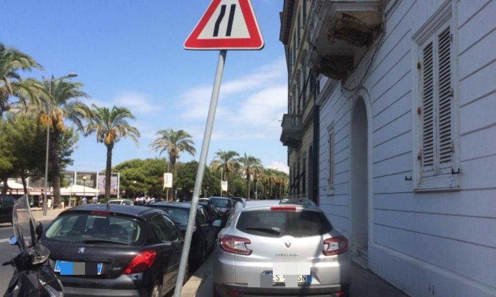 Parcheggia l’auto “incastrandola” sul viale Italia 