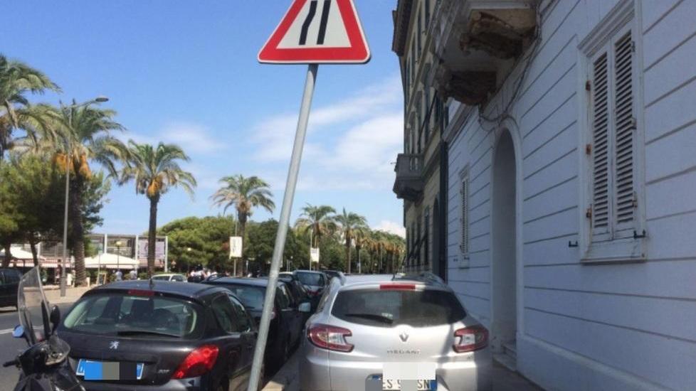 Parcheggia l’auto “incastrandola” sul viale Italia