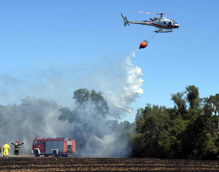 Oltre 20 incendi, fiamme vicino alle case 