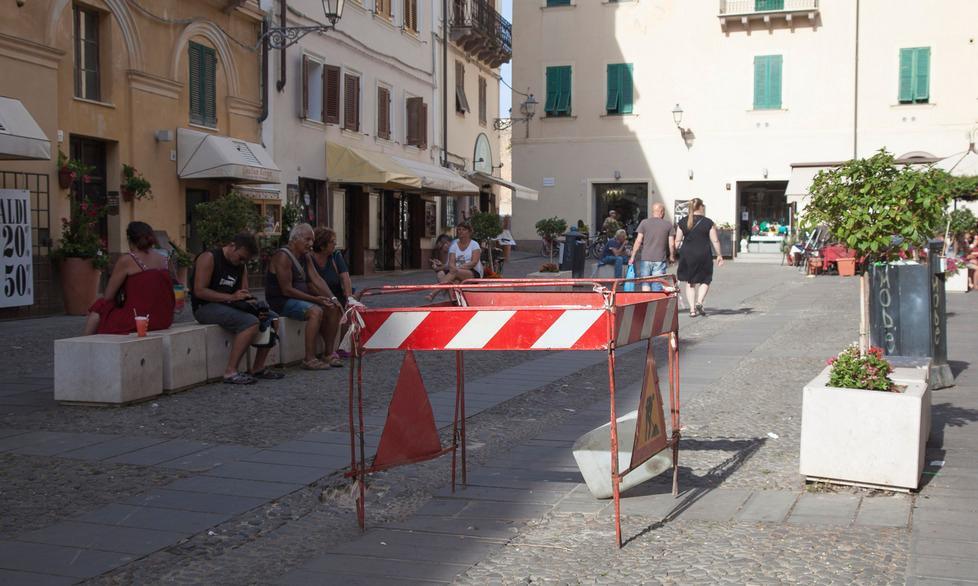 Buca e transenne in bella mostra