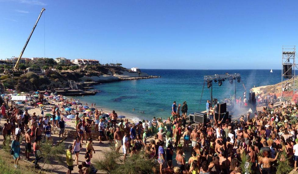 Holi festival, Balai invasa di gente e colori