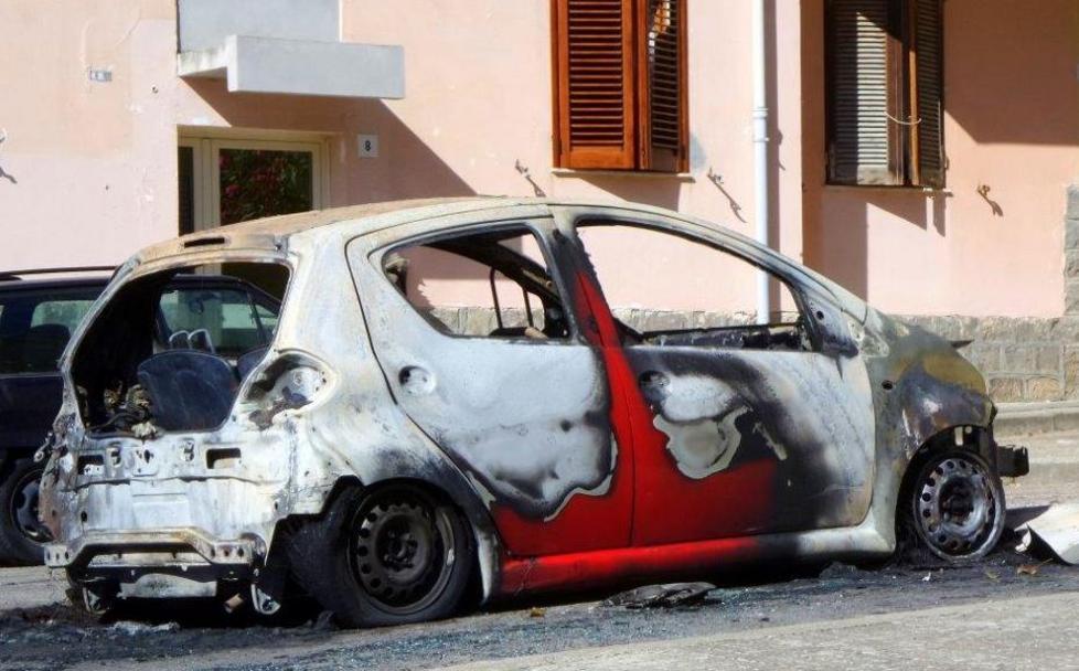 Carcassa bruciata e abbandonata