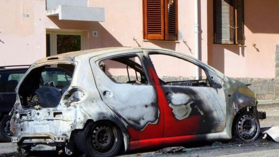 Carcassa bruciata e abbandonata