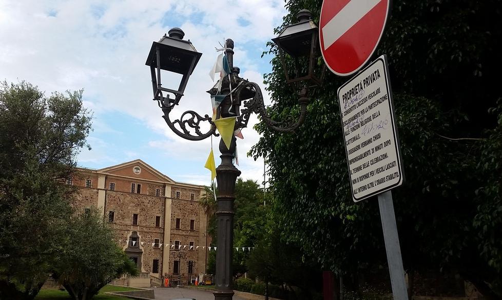 Piazza privata, pulizia pubblica