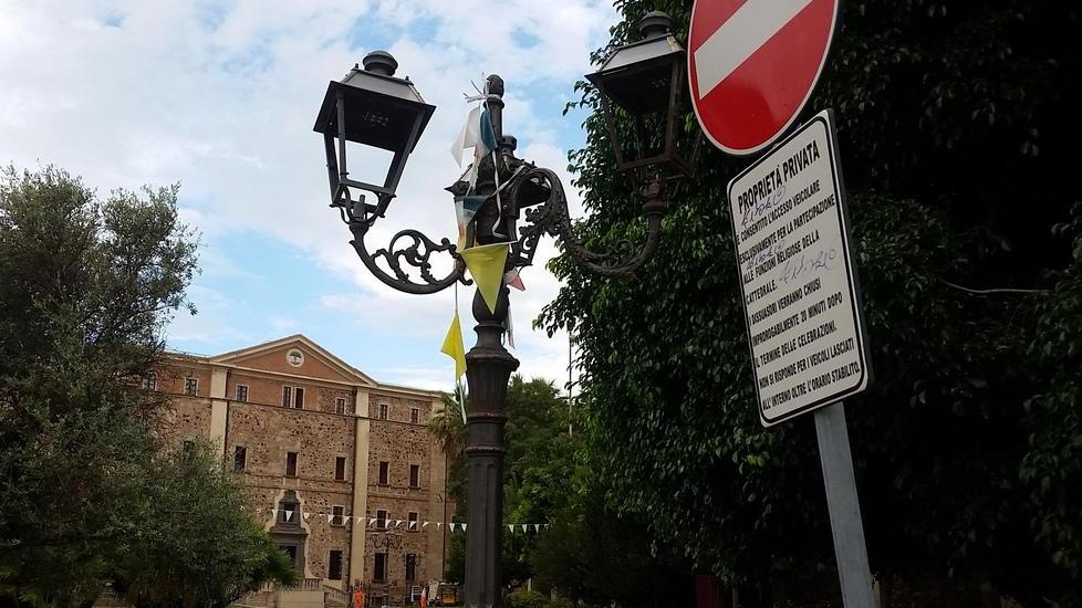 Piazza privata, pulizia pubblica