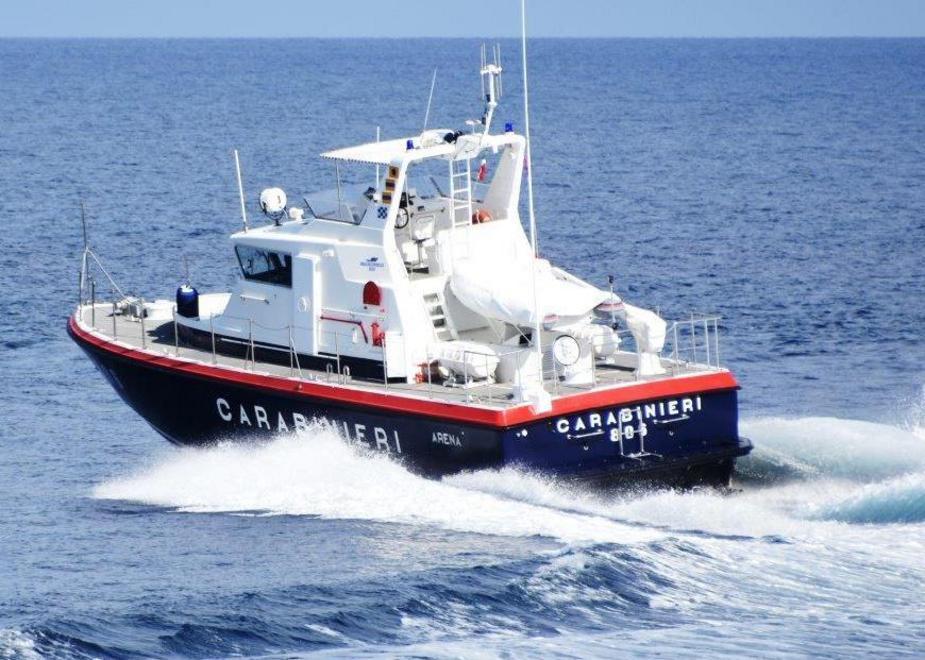 Una barca a vela in avaria soccorsa dai carabinieri 