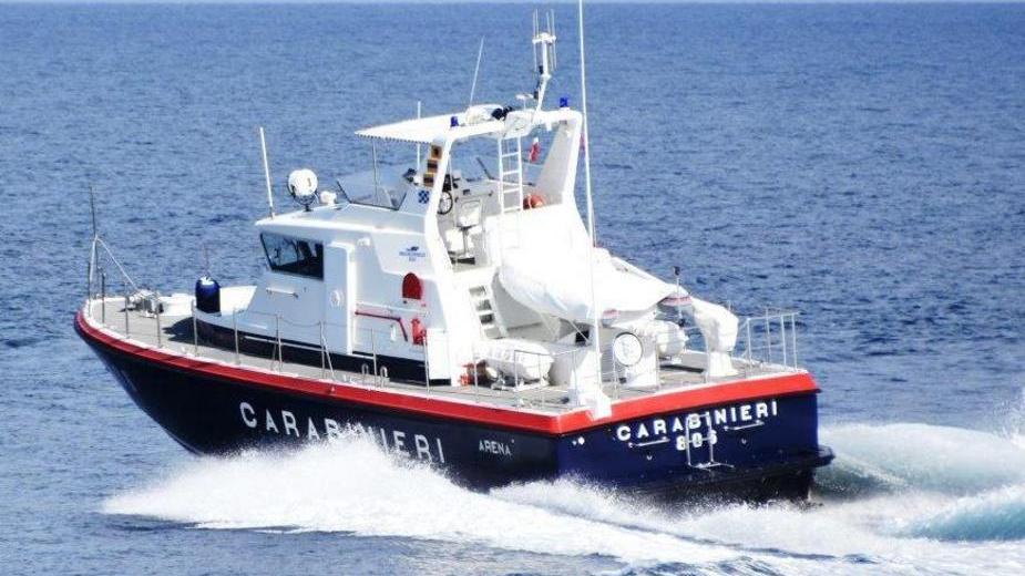 Una barca a vela in avaria soccorsa dai carabinieri