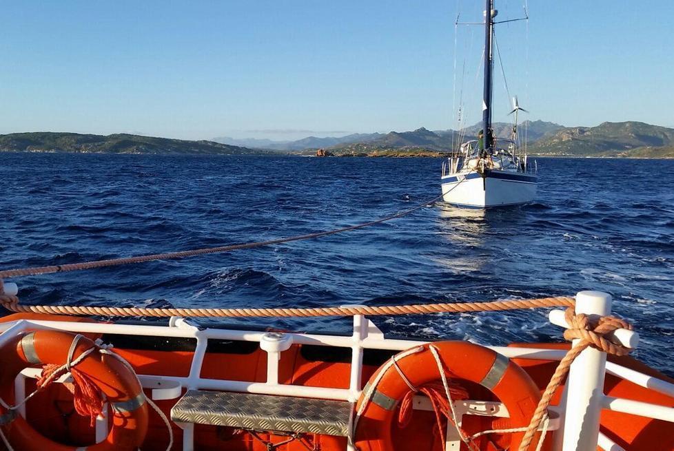 Barca a vela soccorsa a Tavolara 