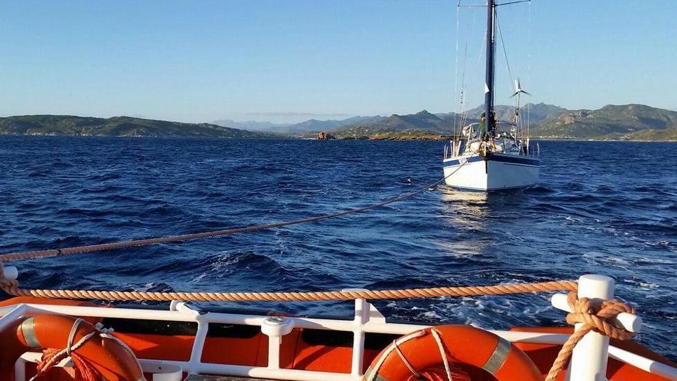 Barca a vela soccorsa a Tavolara
